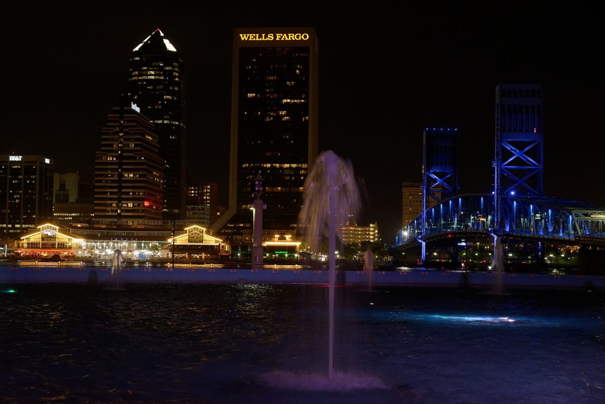 Friendship Fountain and the Main Street Bridge in downtown Jacksonville at night.